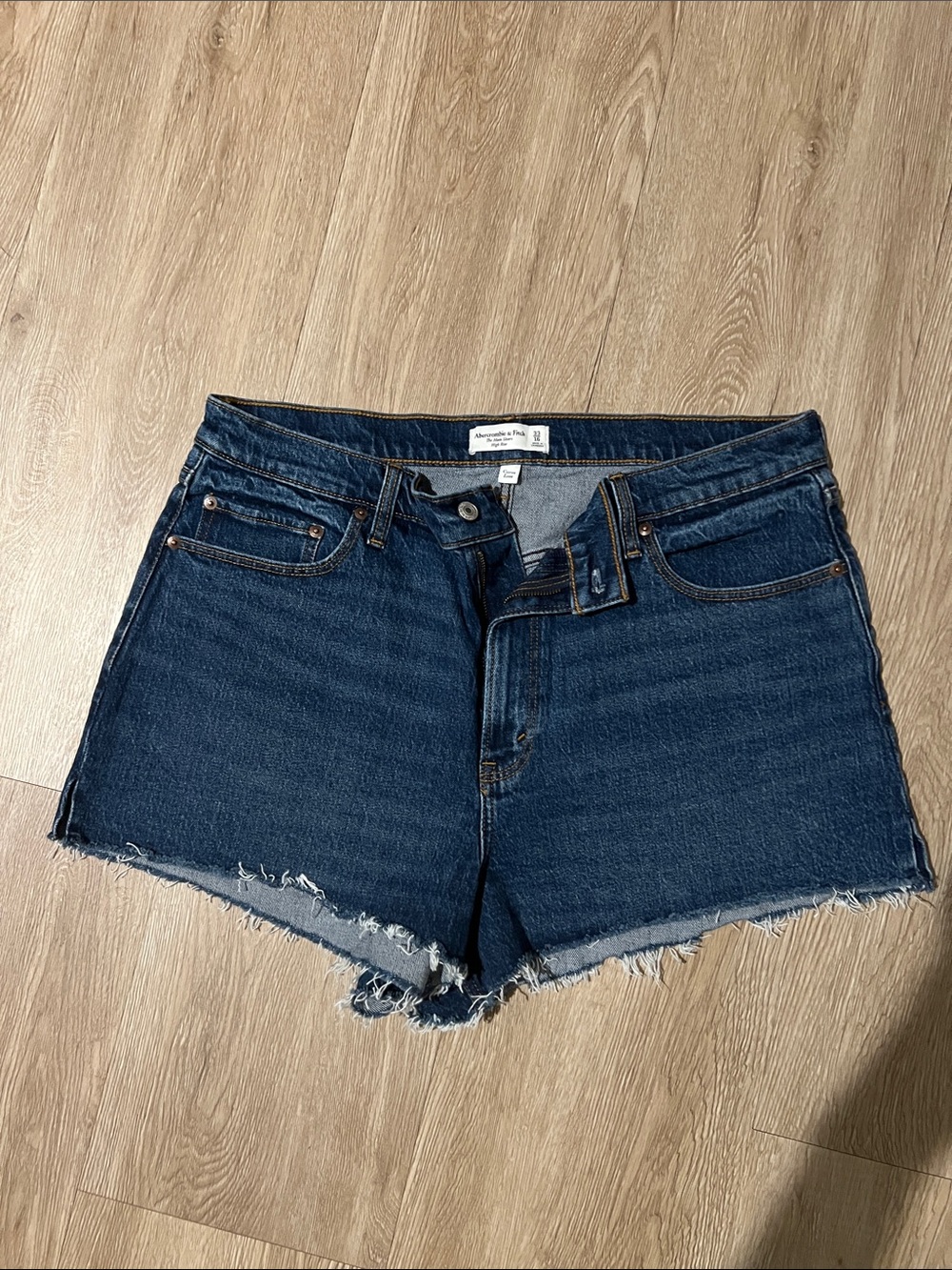Abercrombie & Fitch the mom short high rise 33